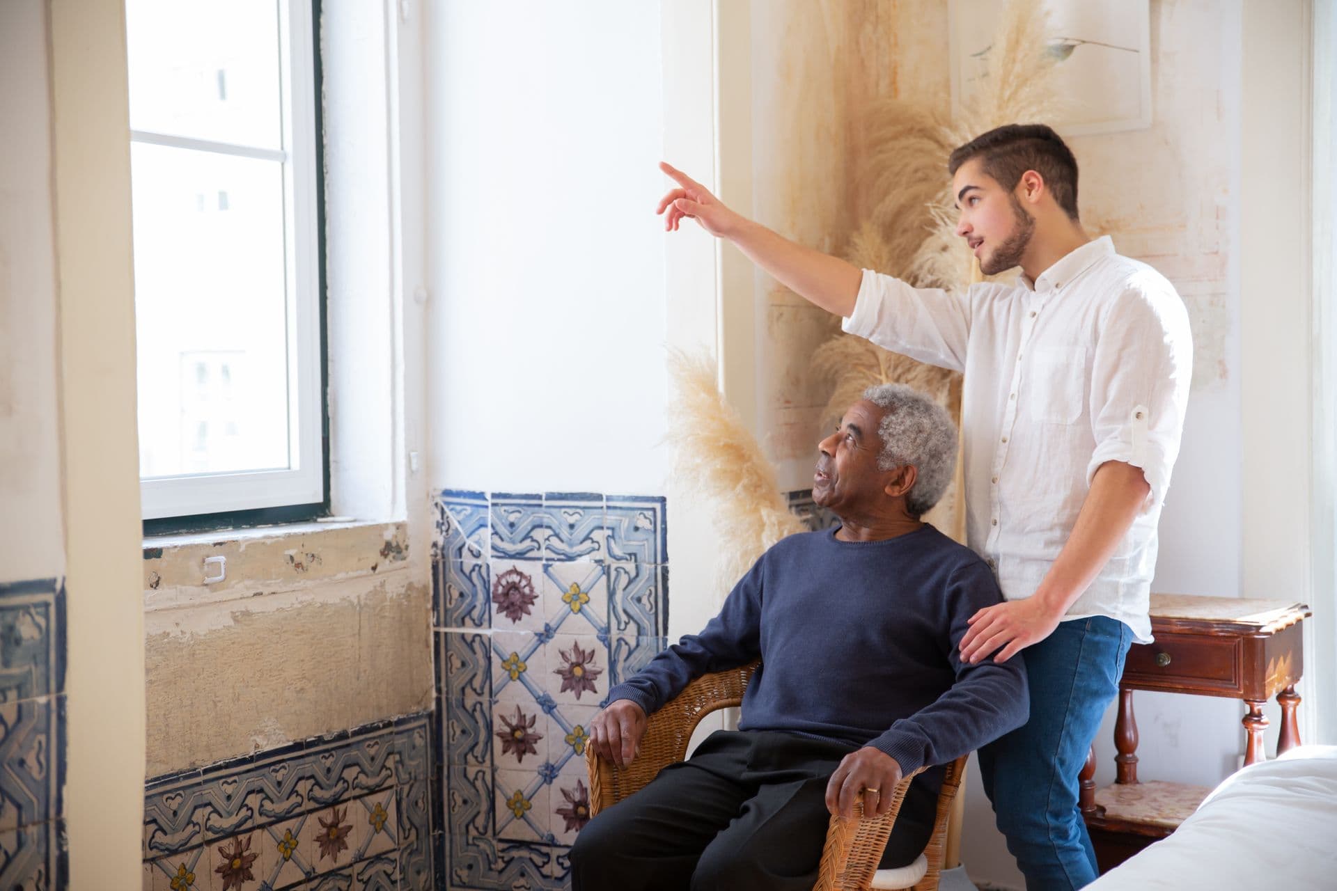 Betreuungskraft unterstützt eine Seniorin im Alltag