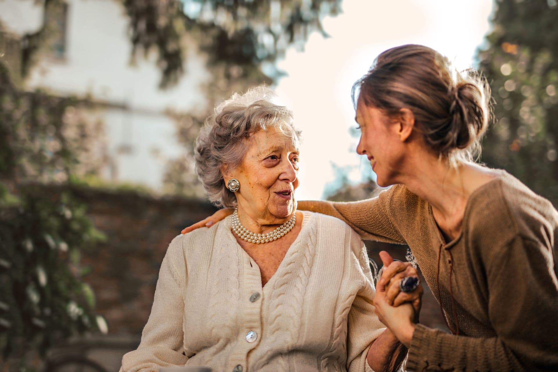 Betreuungskraft begleitet eine Seniorin mit Herz und Aufmerksamkeit